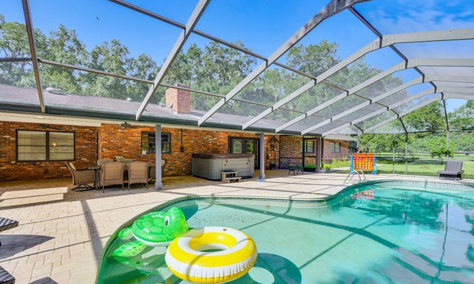 Bearss Plaza House | 252 m² House ∙ 4 bedrooms ∙ 17 guests