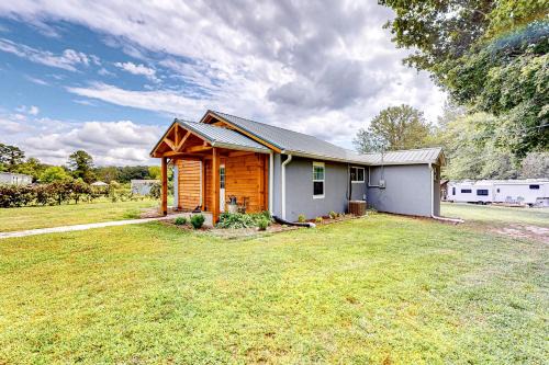 Hendersonville House | 254 & 256 Hoots Hideaway Cottage & Hoots Log Cabin - Full Property