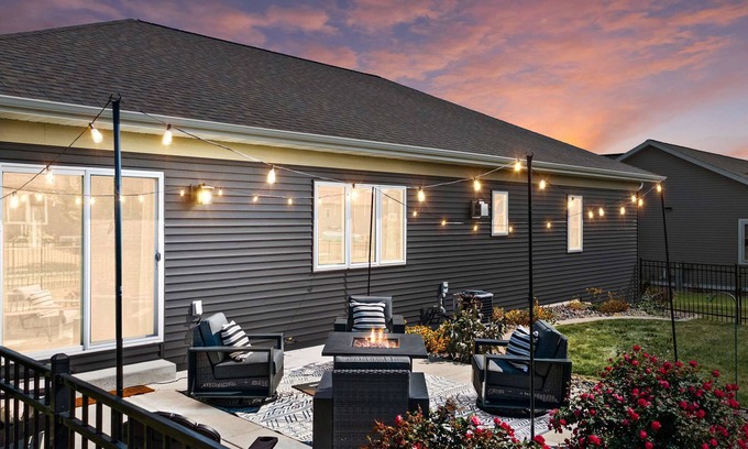 Stoughton House | 25min to Capitol - Groups - KING Suite - Game Room