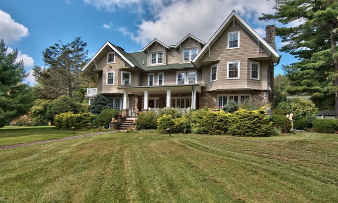 Cresco House | 26-acre Estate with pool, tennis court, pond and comfiest beds!