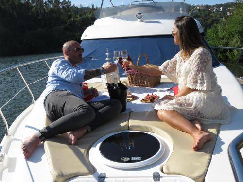 Cinfaes Boat Rental | 28 m² Houseboat ∙ 2 bedrooms ∙ 4 guests