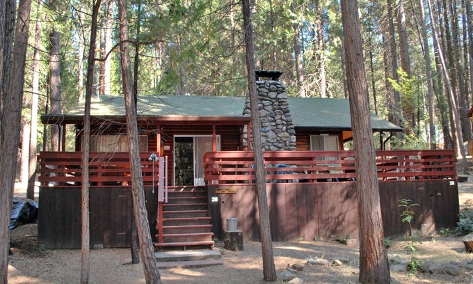 North Wawona Cabin | (28) Raccoon's End at The Redwoods In Yosemite