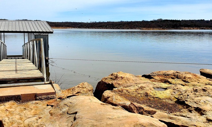 Prue House | 289 Scenic Lane Lakefront cabin w/boat dock, large deck, and Keystone Lake views