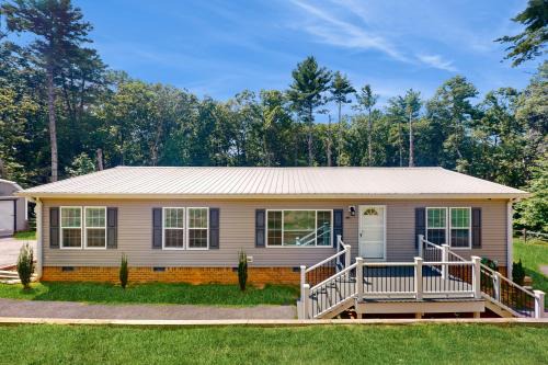 Clarkesville House | 291 Midland Dr