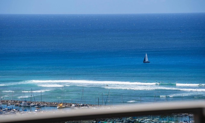 Ala Moana Condo | 29th floor studio with two full size beds