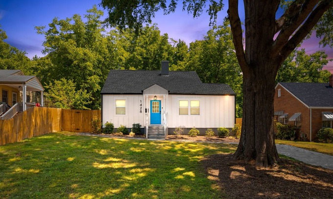 Charlotte House | 2b/Bath Queen Bee - Great Patio