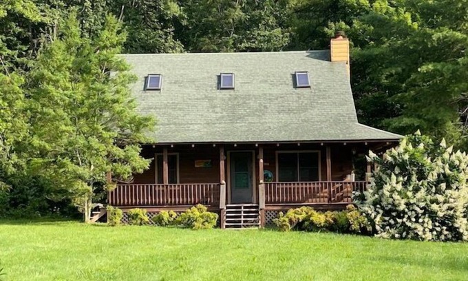 Hemphill Heights Cabin | 2BD 2BA Cozy Log Cabin, Easy Paved Access, View, Gas Log, Hot Tub, Wifi Pond