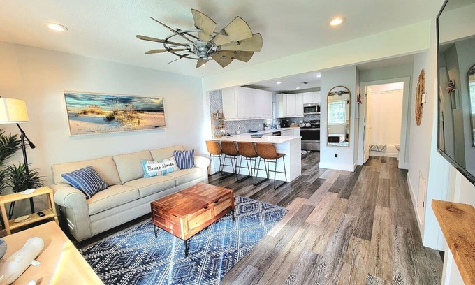 South Gate Ridge House | 2Bed/1Bath Entire House Mins to Beach+Downtown