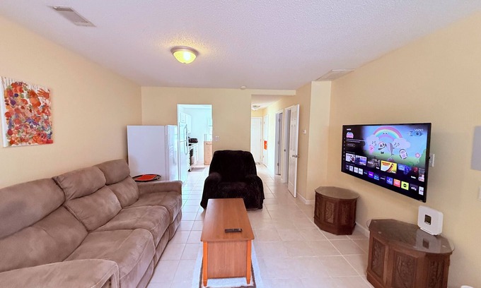 Huntcliff House | 2bed/2bath Townhome with Fenced Yard, Pet Friendly and Adjustable Bed
