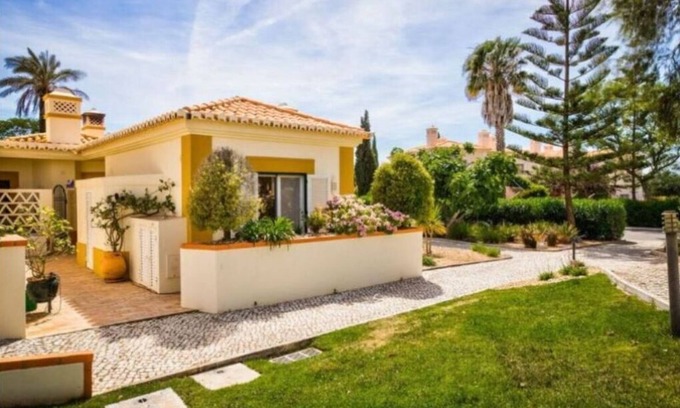 Estombar House | 2bedroom 2en suite Bungalow private Terrace and garden BBQ shared heated pool