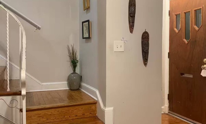 Southeast House | 2BR, 1BR -Near U.S. Capitol & Commanders Stadium.