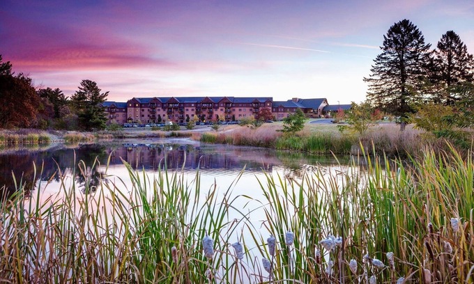 Lake Delton Condo | 2BR/2BA Deluxe Suite - Free Waterpark Passes! Big Savings!