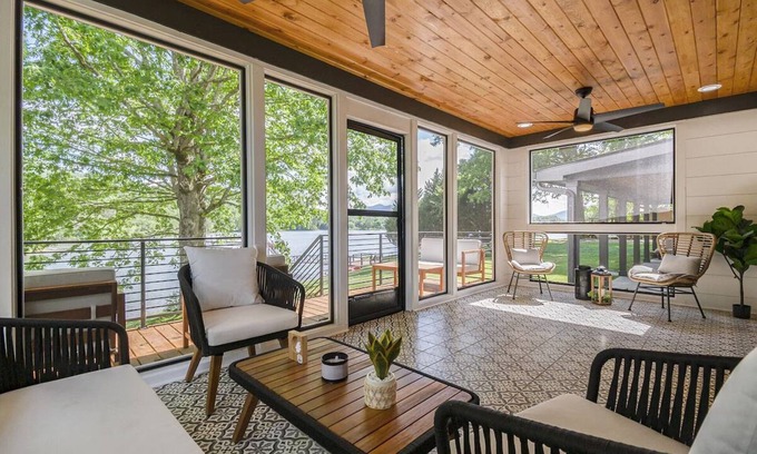 Hiawassee Cabin | 2BR + 2BA Lake Chatuge Cabin w/Mountain Views!