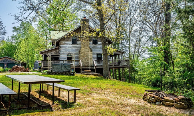 Gnaw Bone Cabin | 2BR, 2BA Log Cabin