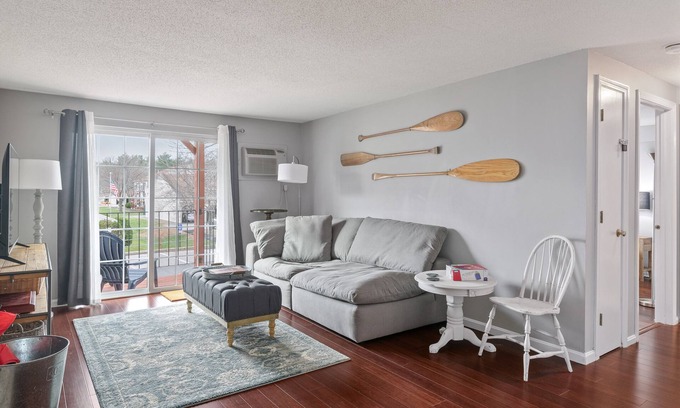 Portsmouth Condo | 2BR Apt. Sunny & Open with Balcony, car port, pool, bikes