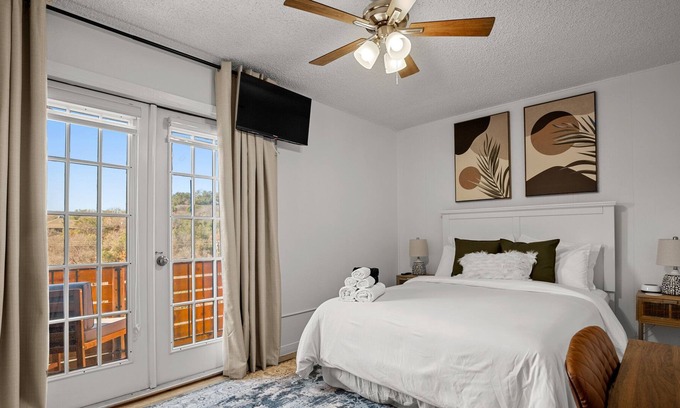 Old Enfield Apartment | 2BR Aptnear downtown & UT Austin w/ balcony