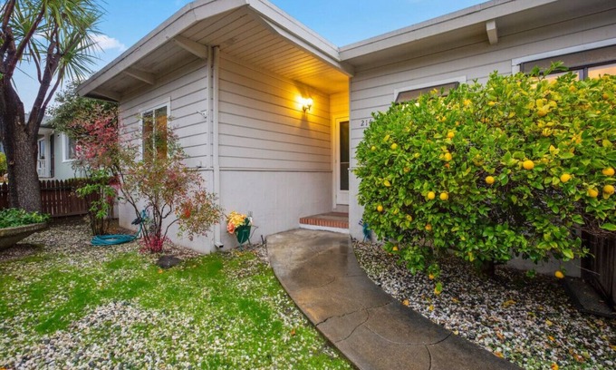 University Heights House | 2BR Close To Stanford, Medical Center and Hospital