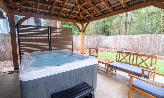 Mount Hood Village Cabin | 2BR Cozy Cabin w/Pvt Hot Tub, Pool+River Access