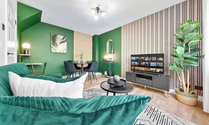 Luton Apartment | 2BR flat, Free parking, Close to Airport & Centre