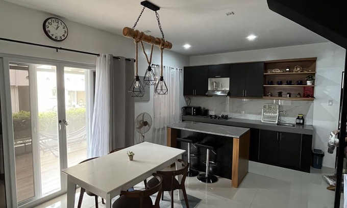 Balanga House | 2BR Home (corner lot). With Lanai, 100 Mbps Internet and Netflix.