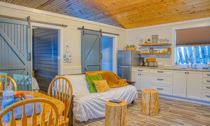 Christina Lake Hotel | 2BR Ideal for Families or Couples Traveling Together - Private Veranda - Beaches