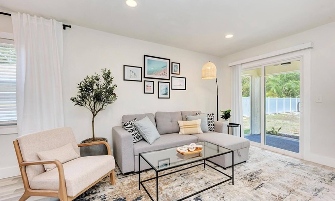 Bay Acres House | 2BR Oasis with a Cozy Lanai 5 Min to Nokomis Beach