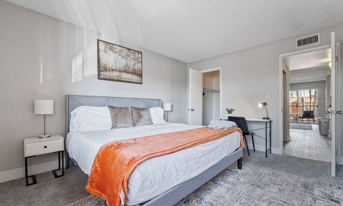 Mesa Apartment | 2BR/Pool/Gym/1 Mi To Banner Hospital