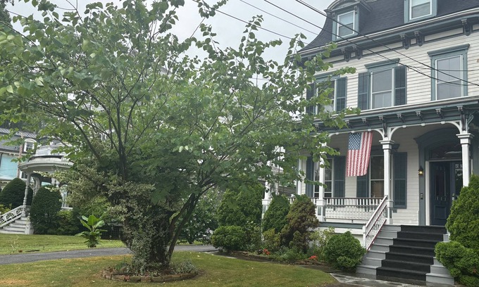 Poughkeepsie Apartment | 2Br Private Victorian Apartment in City location on half acre Sleeps 5