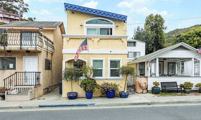 Avalon House | 2BR Renovated Avalon Home, A/C, Patio, Walk to the Beach