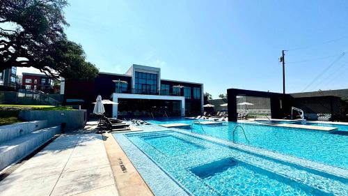 McNeil Apartment | 2BR Retreat -Gym Pool Parking