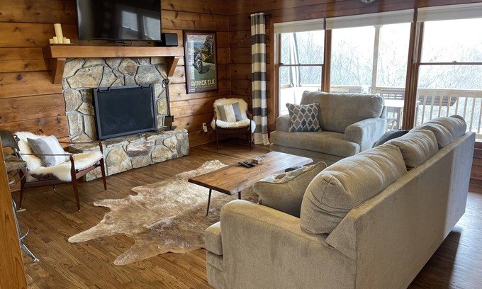 Banner Elk House | 2BR Secluded House with Amazing Mountain View & Dog Friendly!