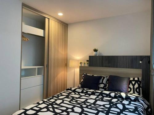 Tha Thaewawong Apartment | 2BR Service Condo in Sriracha