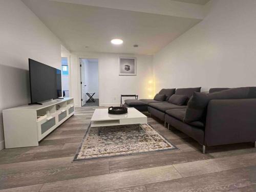 Keith Apartment | 2BR Suite, Private Entry, Full Kitchen, Washer & Dryer, Free Parking, Smart TV with Netflix, High-Speed Wi-Fi, Self Check-In, Near Banff National Park