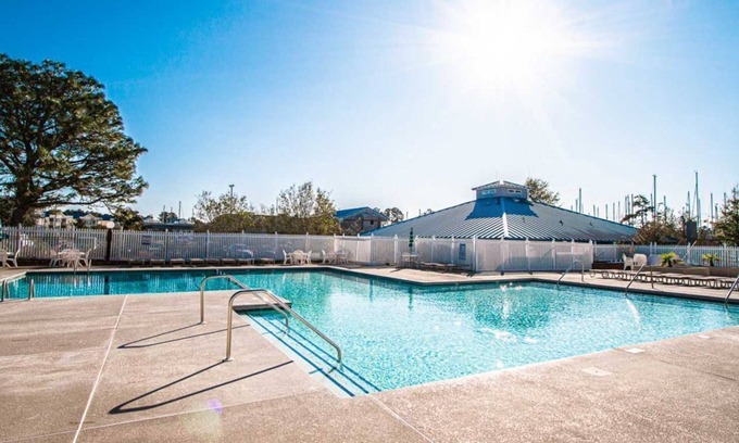 New Bern Apartment | 2BR Townhouse w/Whirlpool in New Bern