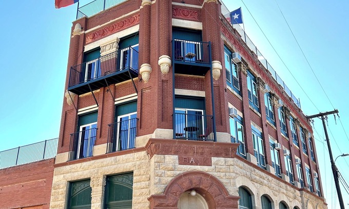 Honey Grove House | 2C Vintage View