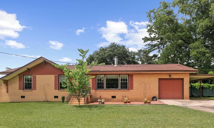 Dothan House | 3/2 Home Away from Home in Dothan