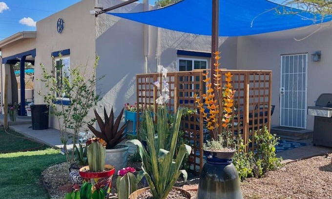 Las Cruces House | 3 bd/Full kitchen/fenced yard near Field of Dreams