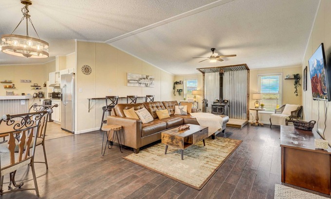 Peyton House | 3 BD, Poker, Pool Table, Foosball, Hot tub & more!
