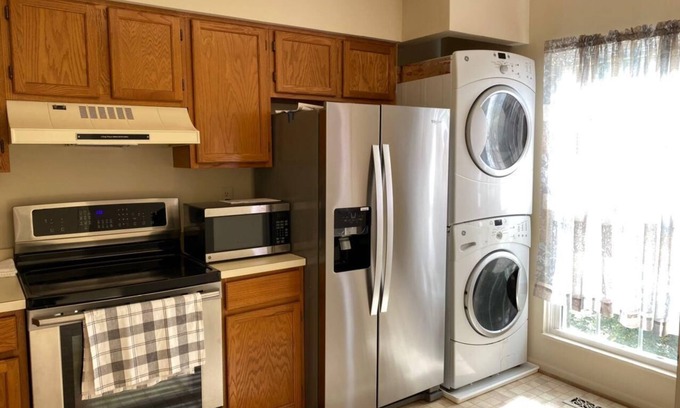 Fairland House | 3 bed/1.5 bath in a Beautiful Townhouse