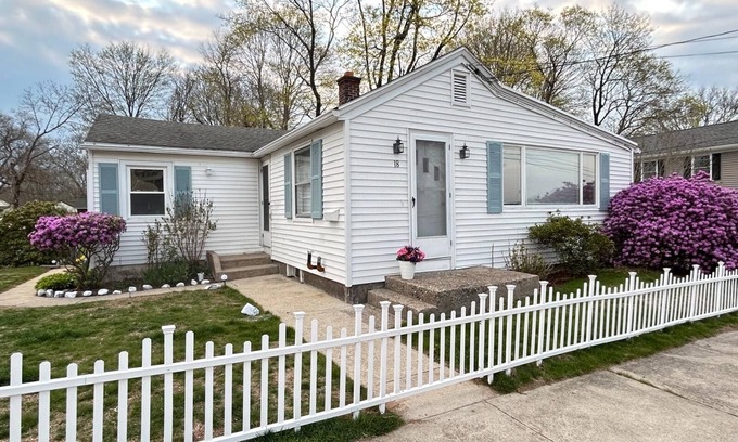 Pawcatuck Cottage | 3-Bed 19thC Cottage 9minutes from Misquamicut Beach