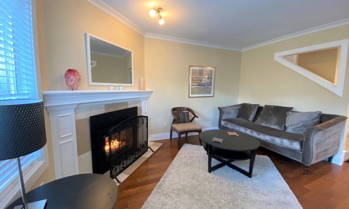 Lower Lonsdale House | 3 bed, 2 bath duplex in Lower Lonsdale, walk to Seabus