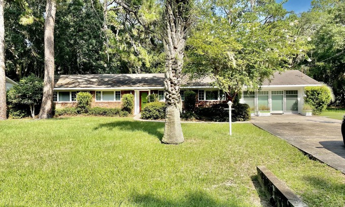 Jekyll Island House | 3 Bed 2 bath house sleeps 14, mins from beach and pier.
