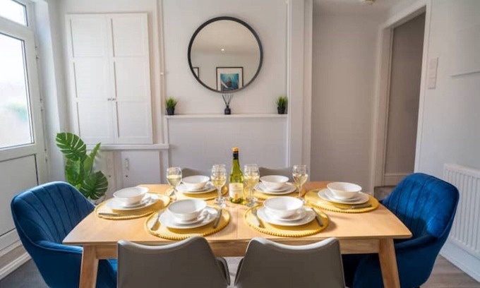 Church Gresley House | 3 bed, 3 bath town house with Wi-fi and parking