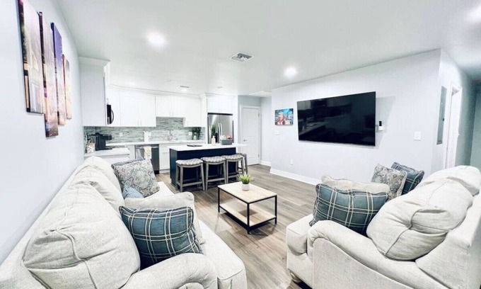 Metairie Condo | 3 Bed/3 Bath with King Bed 15 min to Downtown New Orleans