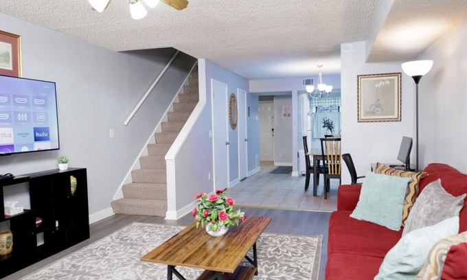Athens Condo | 3-Bed Athens Getaway right near UGA! Pool, Parking, SmartTV