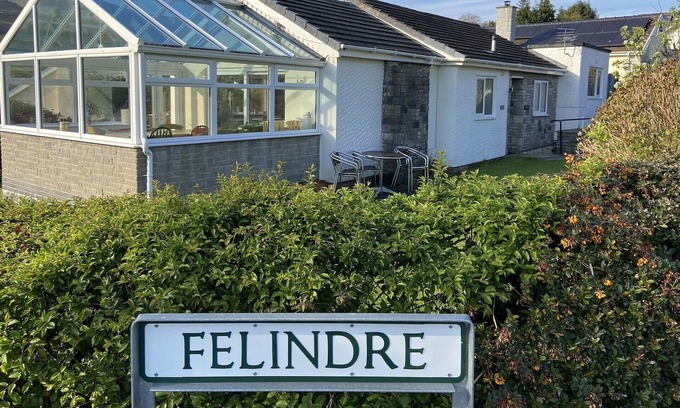 Cwrt House | 3 Bed bungalow with en-suite close to the lovely beach at Aberdovey