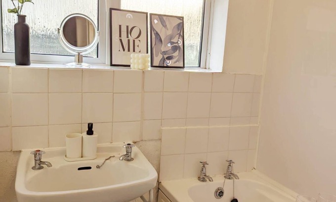 Colchester Apartment | 3 bed flat | Sleeps 5 | 1 bath | Parking | Wifi