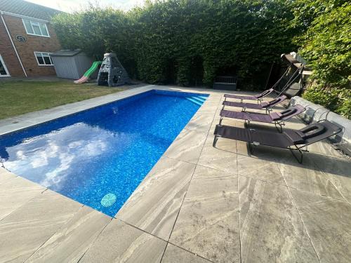 Tilehurst House | 3 Bed heated pool spacious home In Tilehurst