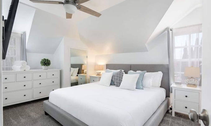 Golden Hill House | 3 Bedroom 2 Bath House with Parking - 10 Guests