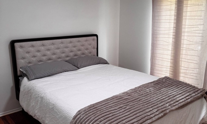 Mitchell House | 3 Bedroom 2 Bath, quiet and close to everything